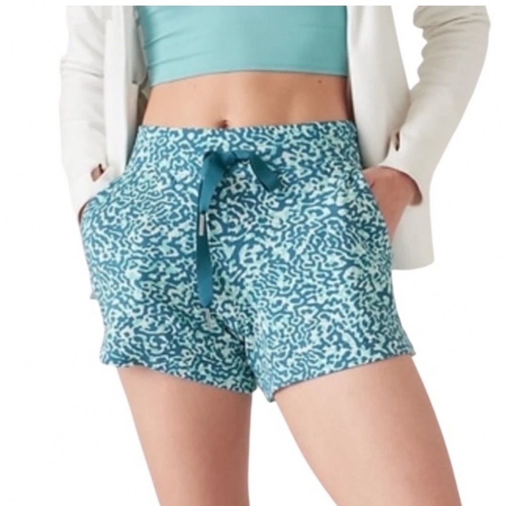 Athleta Balance 4" Shortie Blue Leopard Print XS Activewear Yoga Lounge Shorts